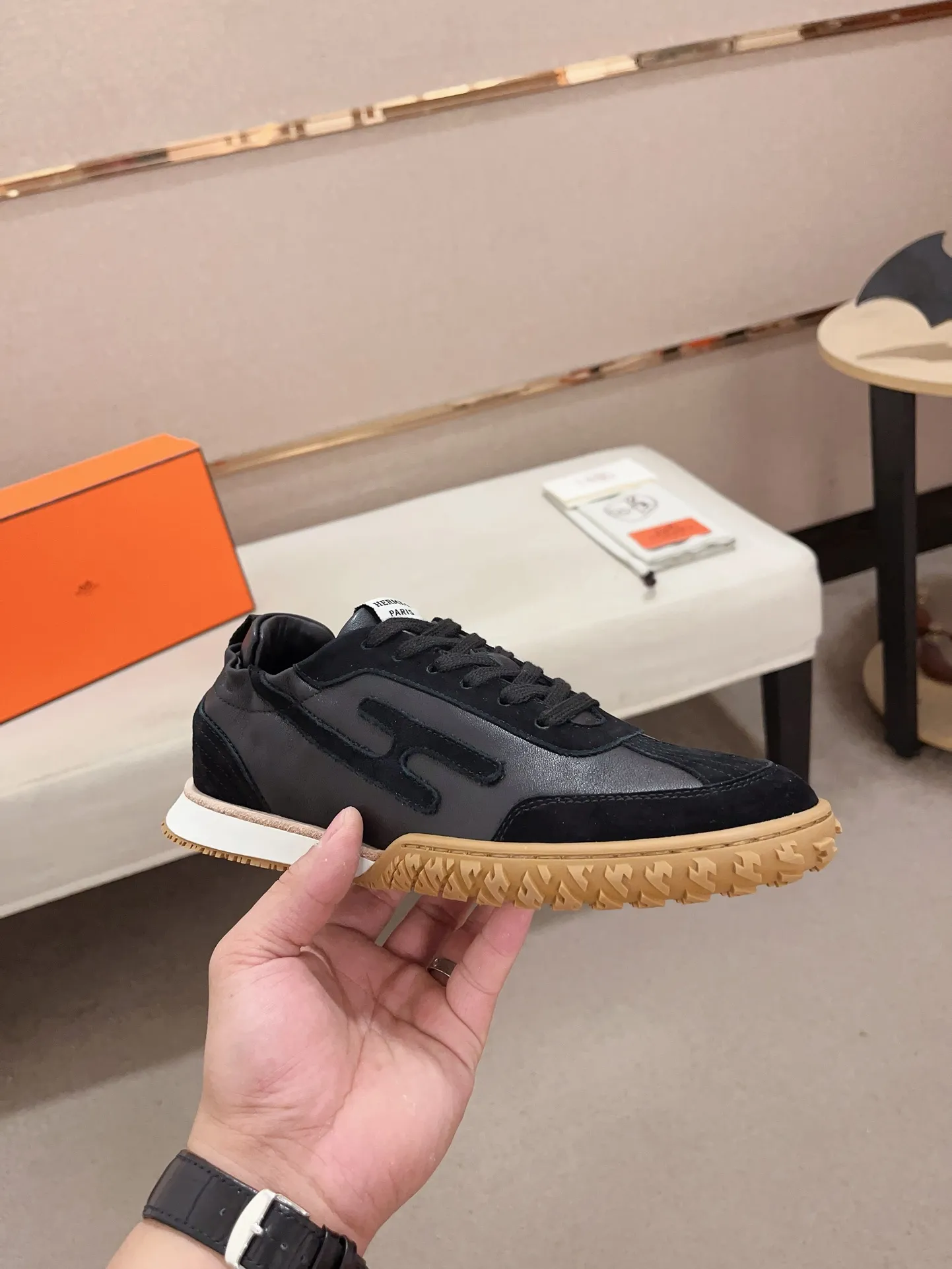 Men's men's shoes 💰: 720💰 Hermes top version # Couple style 💏 24ss casual sneakers Suede goatskin sneakers decorated with contrasting patterns and iconic "H" details, beautifully packaged at the delivery counter 🛍📦 Fabric: suede + cowhide Lining: mixed sheep lining Outsole: original TPU Bottom thickness: 2CM Size: 35-44